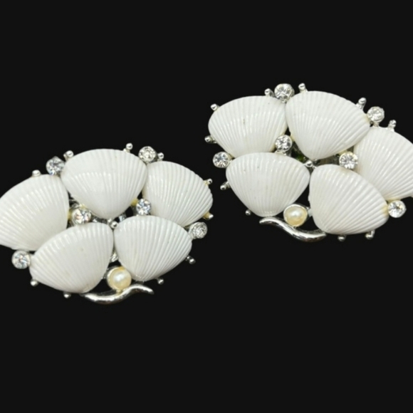 LISNER Vintage silver tone white lucite clear rhinestone shell Clip On earrings - Picture 4 of 9